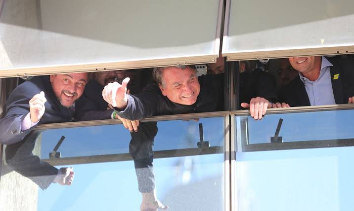 Bolsonaro chega ao Brasil após passar três meses nos Estados Unidos