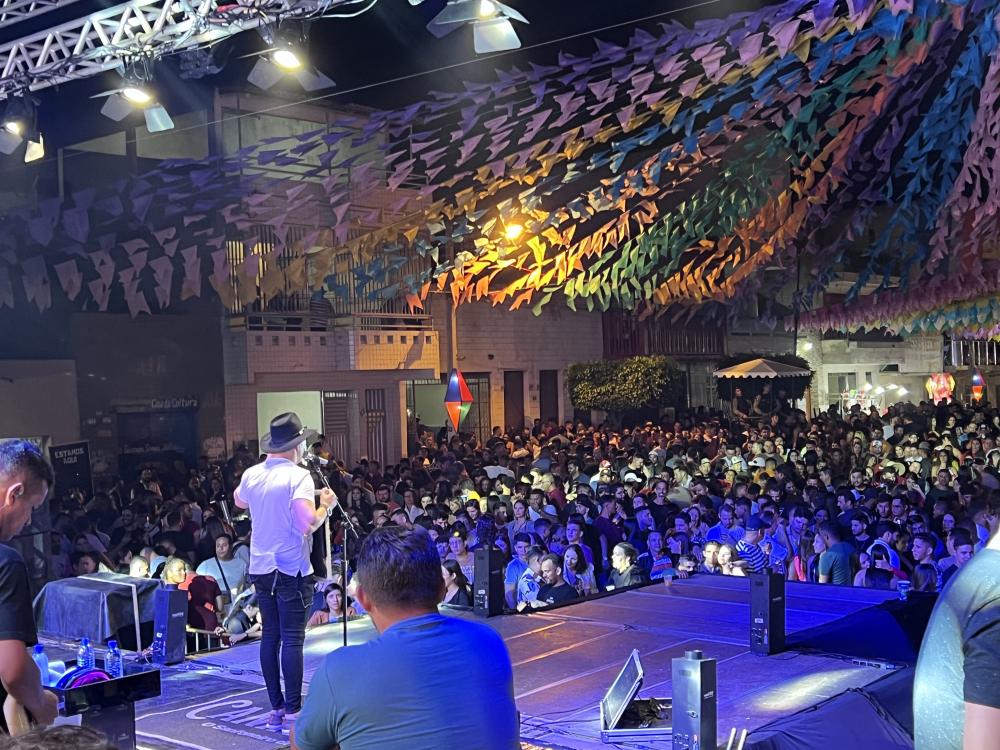 Capital do Sol e Caninana lotam praça de eventos na 1ª noite do “Esquenta São João”, em Tavares. 
