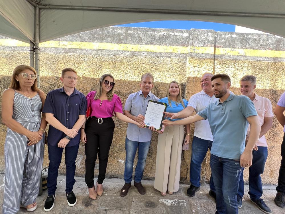 Prefeito de Patos assina ordem de serviço para transformar lavanderia desativada em moderna creche para 180 crianças