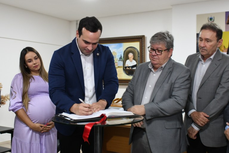 João Azevêdo transmite cargo para Lucas Ribeiro e viaja para China em busca de novos investimentos