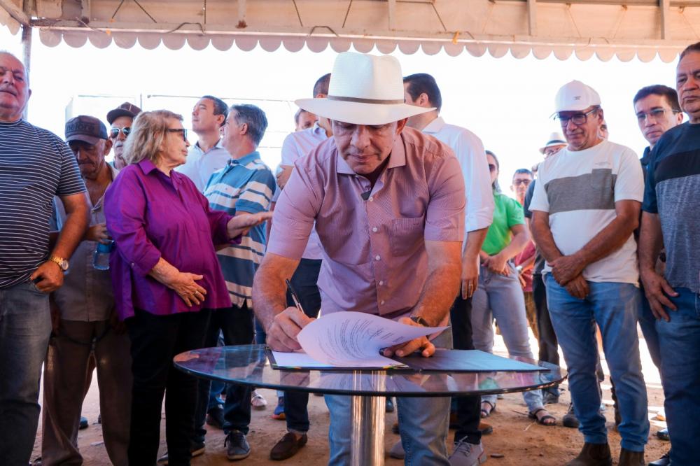 Prefeito Nabor assina ordem de serviço para a construção do Centro de Comercialização de Animais e Produtos Agropecuários