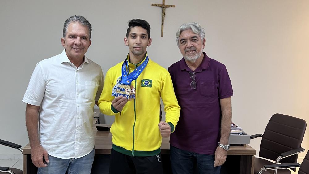Com apoio da Prefeitura, atleta patoense se destaca no Pan-Americano de Karatê e conquista medalhas de ouro, prata e bronze