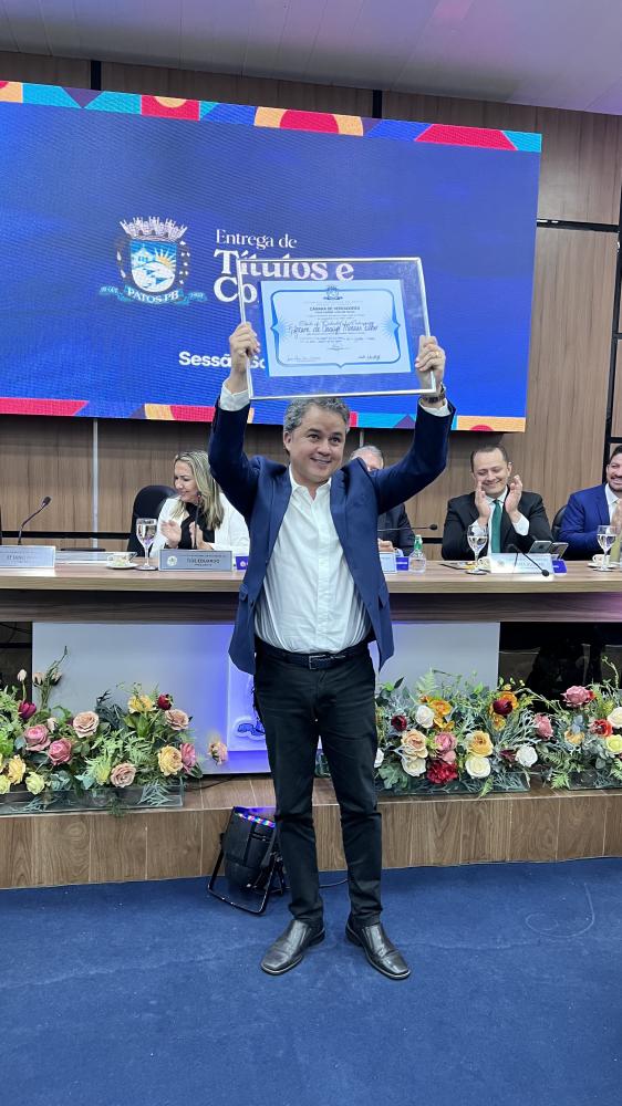 Senador Efraim Morais recebe Título de Cidadão Patoense da Câmara Municipal 