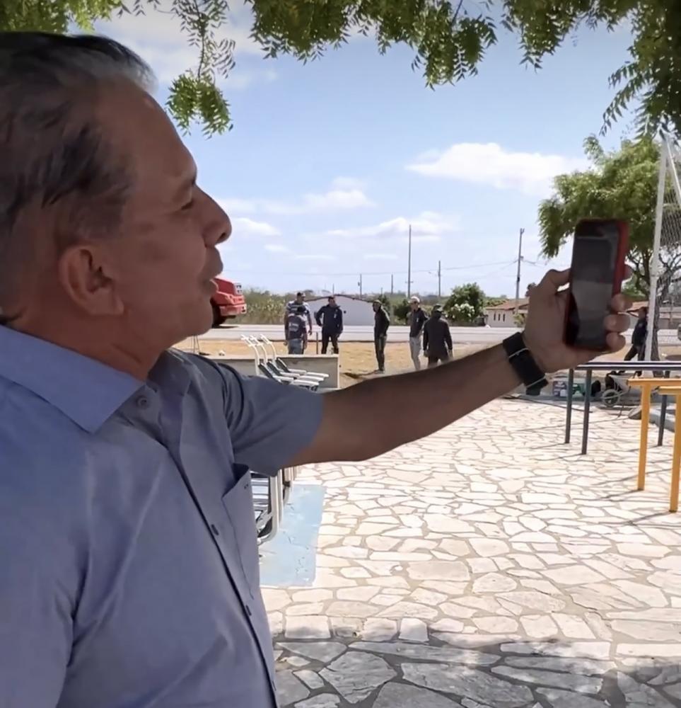 Em Santa Gertrudes, Nabor faz ligação e agradece a Efraim e Hugo pela chegada da telefonia móvel no Distrito