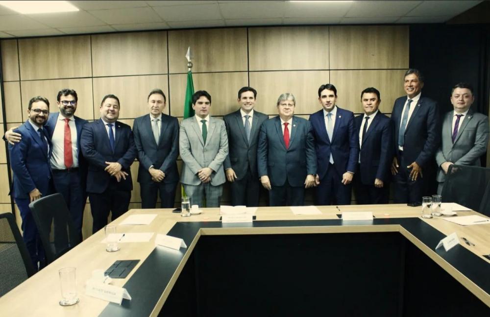 Ministro se reúne com Hugo Motta e garante assinar ordem de serviço para construção do aeroporto de Patos