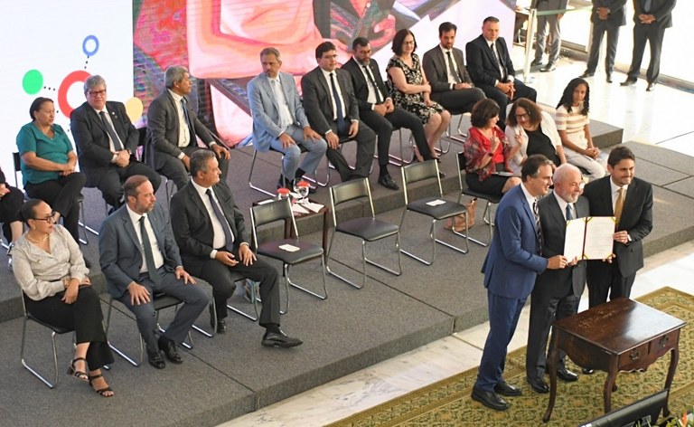 Ao lado de Lula, João Azevêdo participa de lançamento de programa voltado à ampliação da conectividade nas escolas públicas