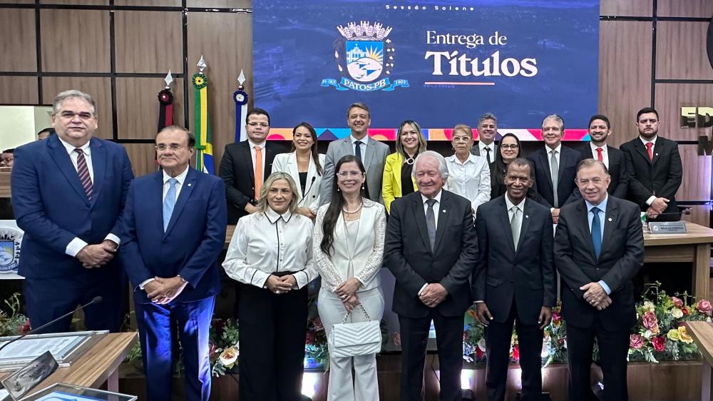 Câmara de Patos realiza Sessão Solene e entrega 
