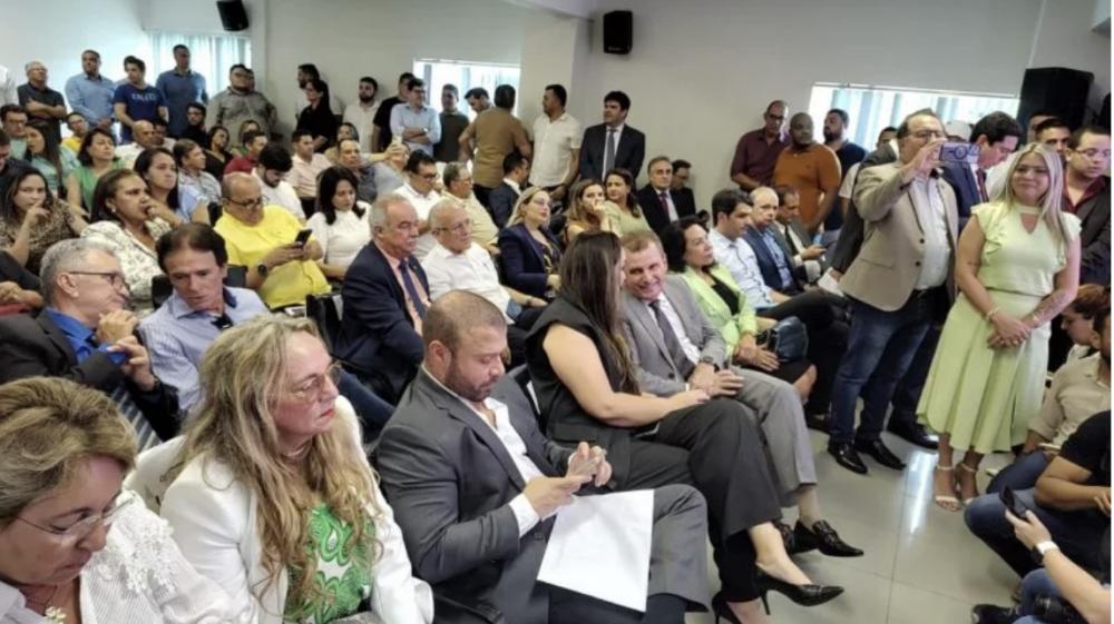 João reúne deputados da base e oposição para liberar emendas