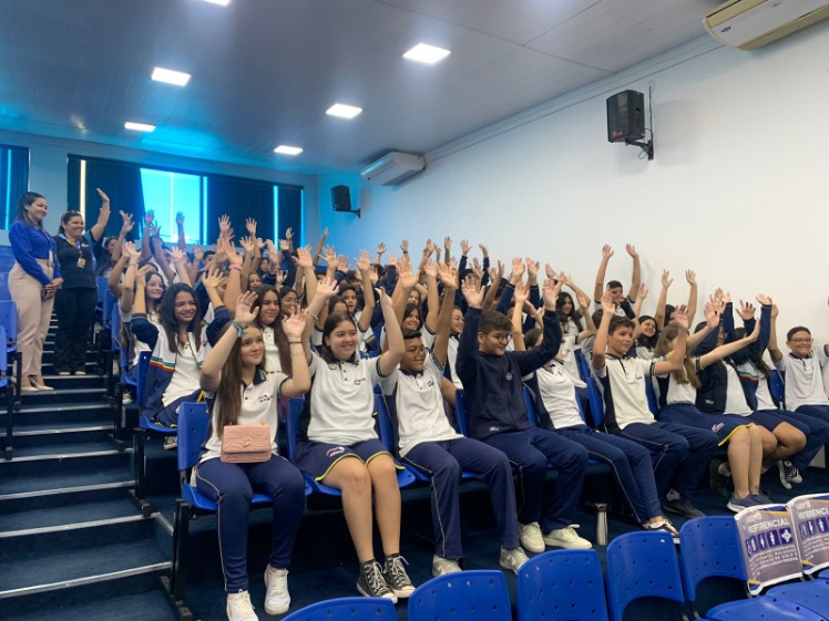 Alunos do Ágape visitam a Câmara e conhecem atribuições do Poder Legislativo 