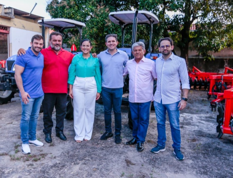 Deputado Hugo Motta entrega tratores e suplementos agrícolas a municípios Paraibanos