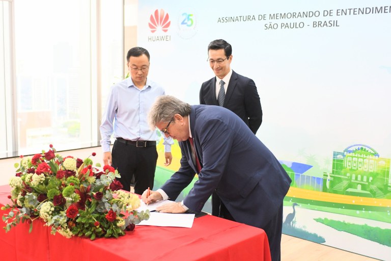 João Azevêdo firma parceria com empresa de tecnologia da China para qualificação profissional de 30 mil jovens na Paraíba