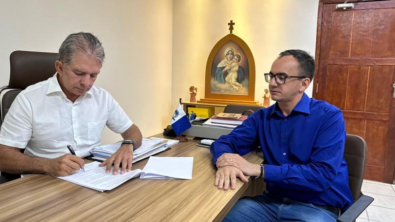 Prefeito Nabor sanciona leis que prorroga o REFIS e perdoa dívidas de IPTU de contribuíntes de baixa renda. Confira!