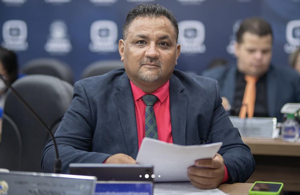 “Ele agora vai ter que trabalhar. Se tiver achando ruim reclame para seu presidente Lula”; dispara Vereador Nandinho contra vereador Zé Gonçalves. Veja o vídeo!