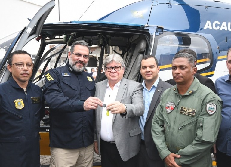 Governo da Paraíba recebe helicóptero do Ministério da Justiça e entrega equipamentos e veículos para as Forças de Segurança