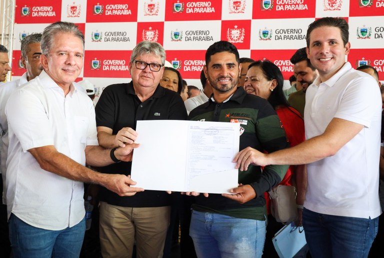 João Azevêdo participa de sorteio de 856 apartamentos dos Residenciais São Judas Tadeu I e II e entrega escrituras de imóveis em Patos