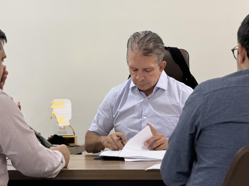 Nabor assina convênio com a Caixa no valor de 4,3 milhões para pavimentação de novas ruas em Patos 