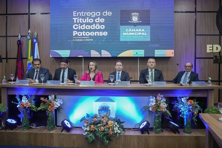 Sessão Solene entrega Títulos Honoríficos e Votos de Aplauso