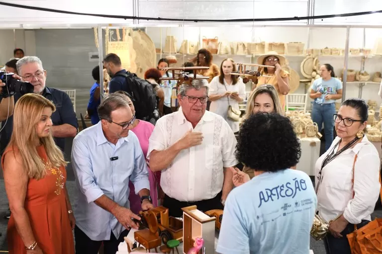 João Azevêdo e presidente nacional do Sebrae visitam 39º Salão do Artesanato e celebram número de vendas