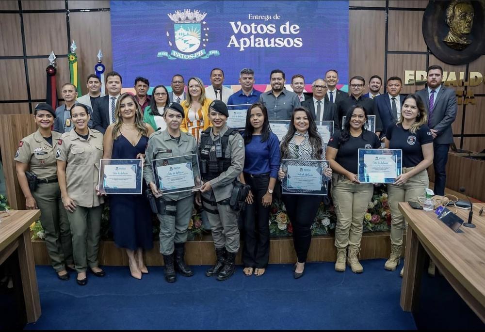 Câmara de Patos realiza Sessão Solene e homenageia convidados com Votos de Aplausos 
