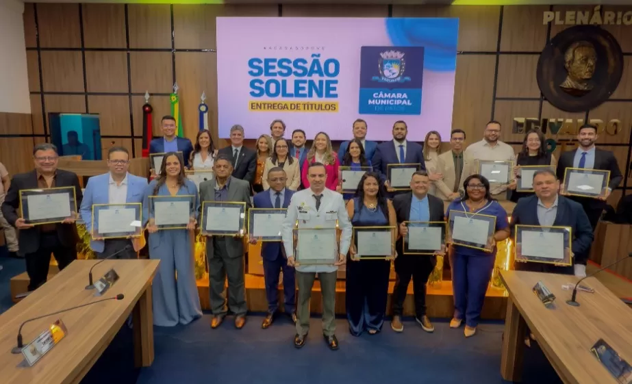 Sessão solene agracia 21 novos cidadãos e cidadãs patoenses com título honorífico