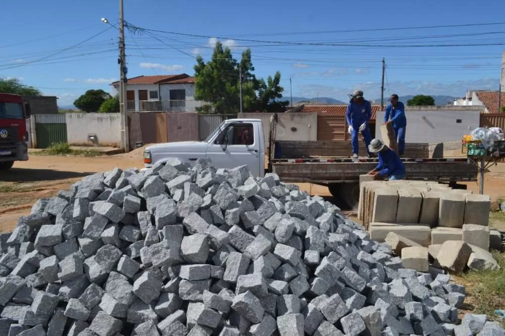 Mais ruas recebem pavimentação e melhorias em Patos